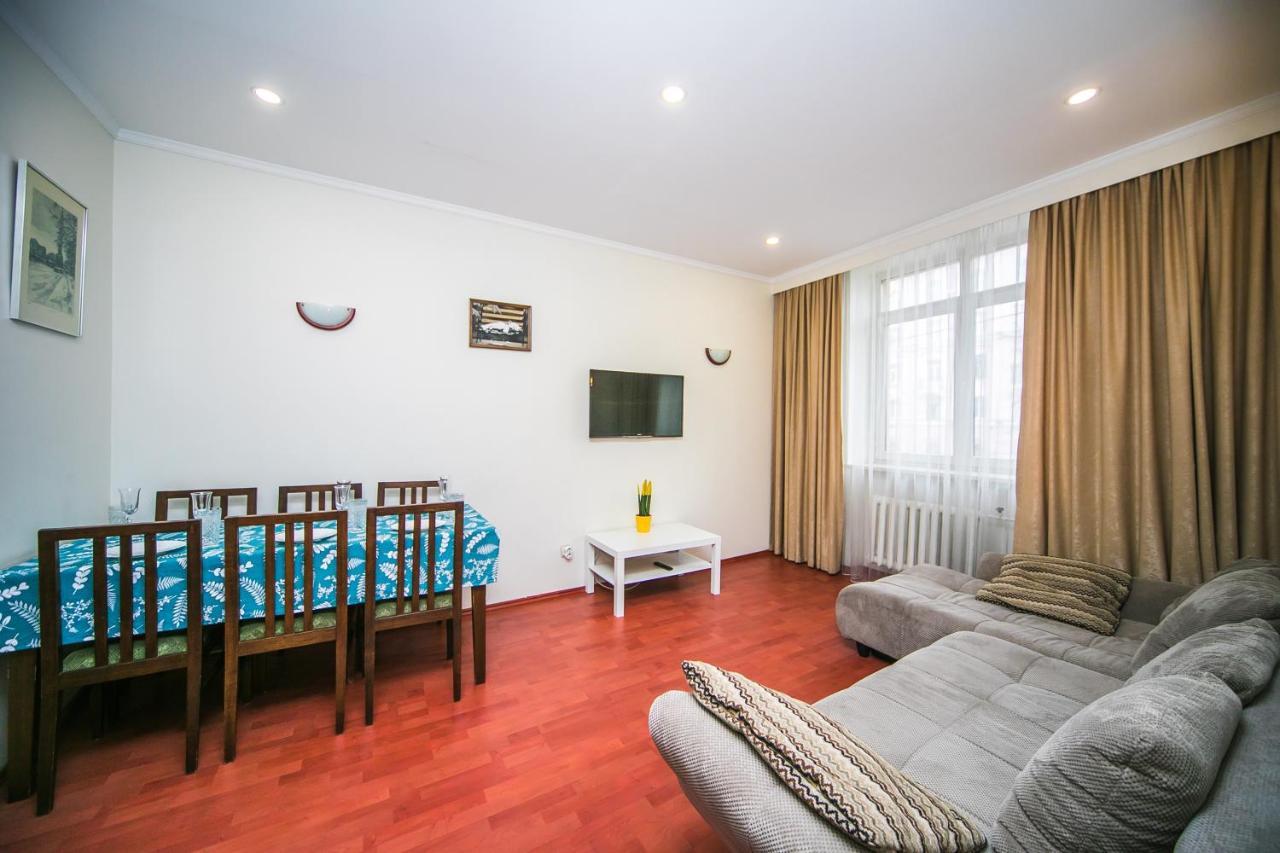 Apartment Ploshchad Pobedy 3 Komnaty Minszk Kültér fotó