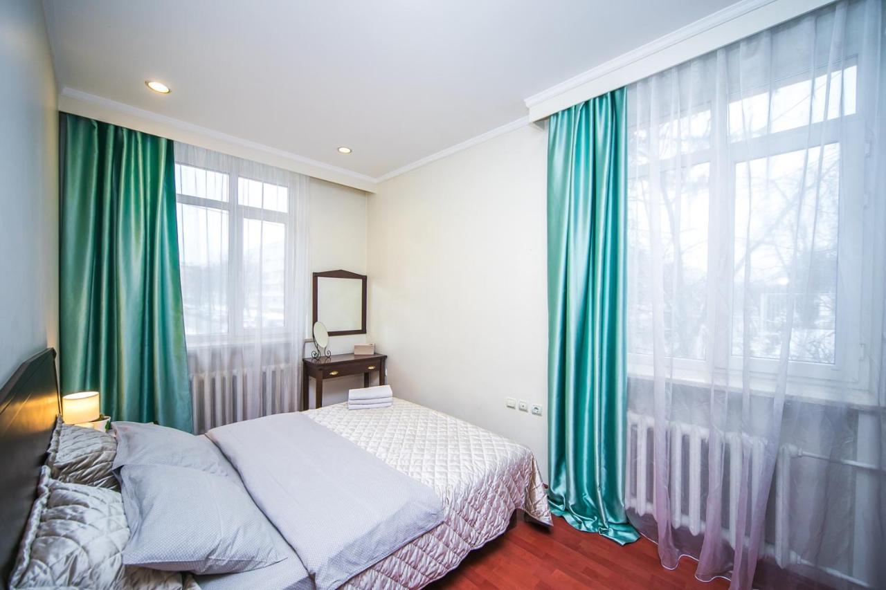 Apartment Ploshchad Pobedy 3 Komnaty Minszk Kültér fotó