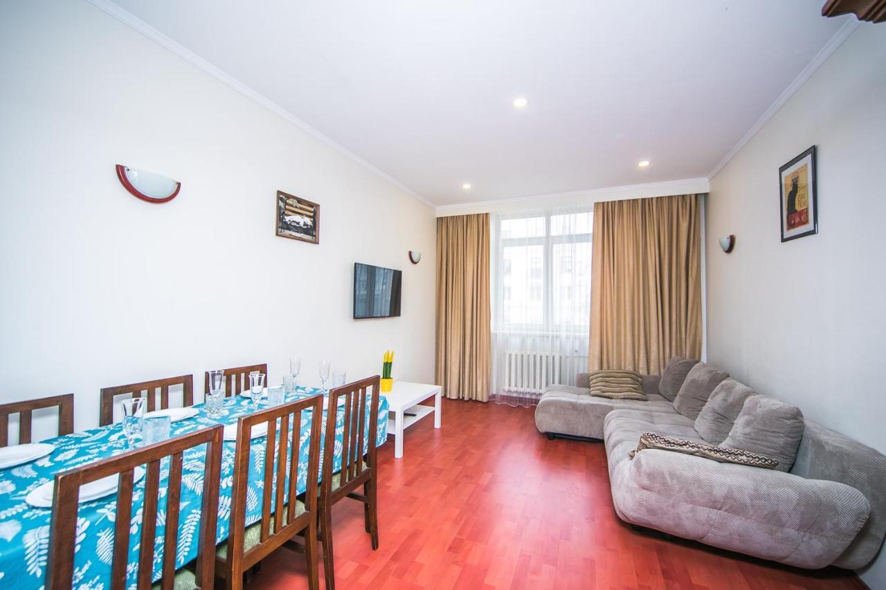 Apartment Ploshchad Pobedy 3 Komnaty Minszk Kültér fotó